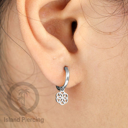 Anting Hoop Stainless Steel dengan Hiasan Perhiasan banyak pilihan model menarik warna silver
