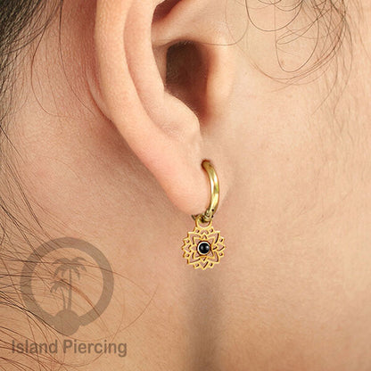 Anting Hoop warna gold dengan Hiasan Perhiasan kecil, Charm, berisi warna epoxy atau Kristal Zirconia