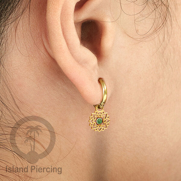 Anting Hoop warna gold dengan Hiasan Perhiasan kecil, Charm, berisi warna epoxy atau Kristal Zirconia