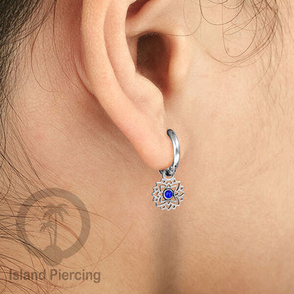 Anting Hoop warna Silver dengan Hiasan Perhiasan kecil, Charm, berisi warna epoxy atau Kristal Zirconia