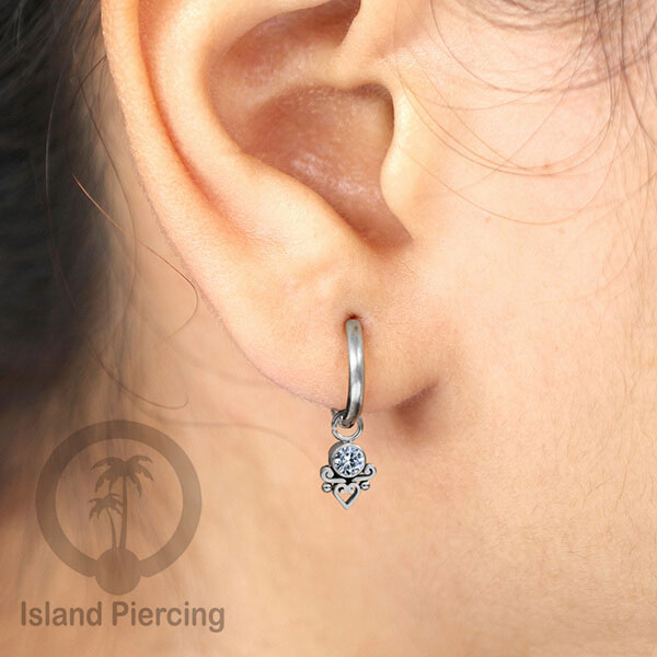 Anting Hoop warna silver dengan Hiasan Perhiasan kecil, Charm, kristal bening pilihan banyak model