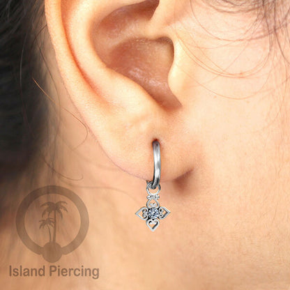 Anting Hoop warna silver dengan Hiasan Perhiasan kecil, Charm, kristal bening pilihan banyak model
