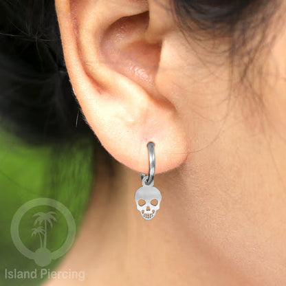 Stainless Steel Anting Hoop Ear Huggies Halloween warna silver dengan Liontin, Charm, Tengkorak, Sihir, Laba-2.
