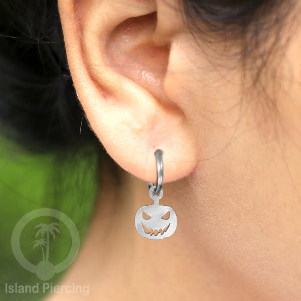 Stainless Steel Anting Hoop Ear Huggies Halloween warna silver dengan Liontin, Charm, Tengkorak, Sihir, Laba-2.