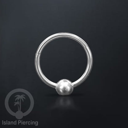 Hinged Segment ring polos yang terbuat untuk di pakai dalam mulut bawah bibir atas.