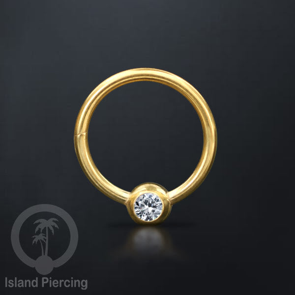 Hinged Segment Ring warna gold dengan batu di pakai dalam mulut bawah bibir atas.
