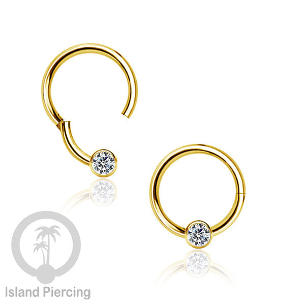 Hinged Segment Ring warna gold dengan batu di pakai dalam mulut bawah bibir atas.