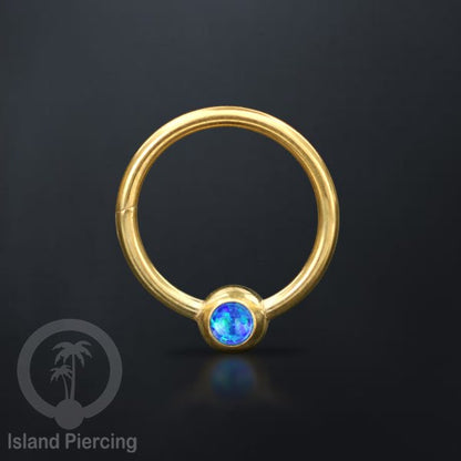 Hinged Segment Ring warna gold dengan batu di pakai dalam mulut bawah bibir atas.
