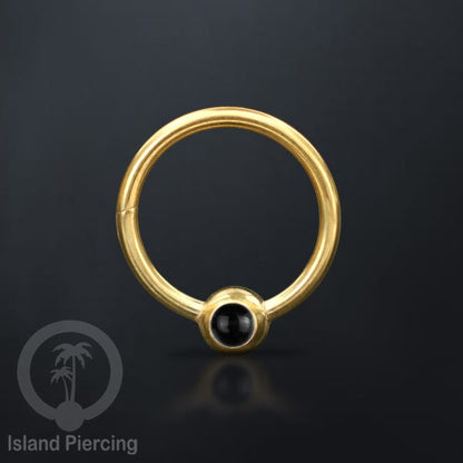 Hinged Segment Ring warna gold dengan batu di pakai dalam mulut bawah bibir atas.