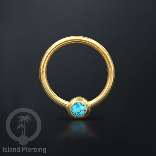 Hinged Segment Ring warna gold dengan batu di pakai dalam mulut bawah bibir atas.