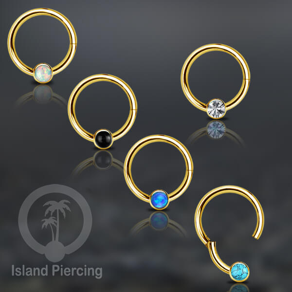 Hinged Segment Ring warna gold dengan batu di pakai dalam mulut bawah bibir atas.