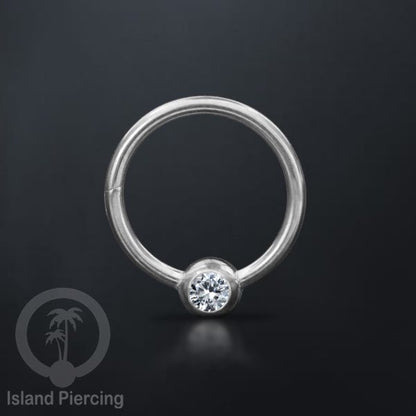 Hinged Segment Ring warna silver dengan batu di pakai dalam mulut bawah bibir atas.