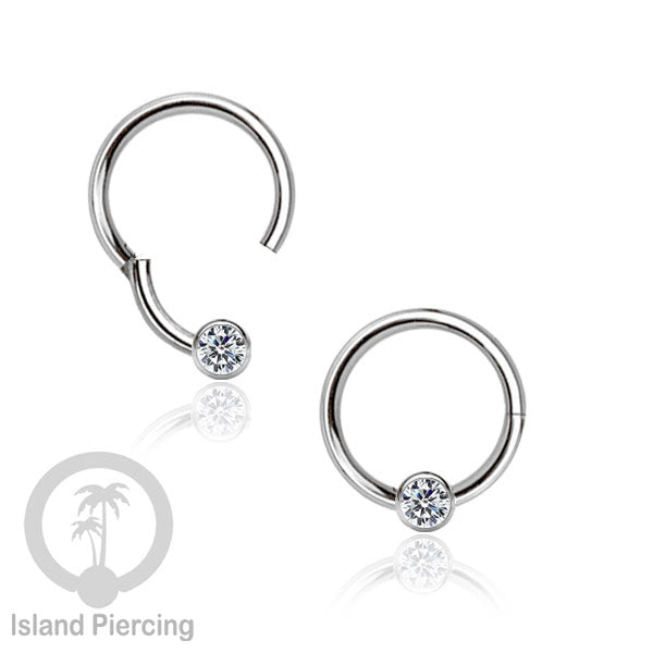 Hinged Segment Ring warna silver dengan batu di pakai dalam mulut bawah bibir atas.