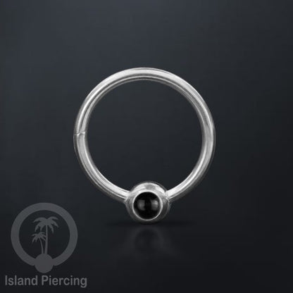 Hinged Segment Ring warna silver dengan batu di pakai dalam mulut bawah bibir atas.