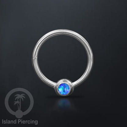 Hinged Segment Ring warna silver dengan batu di pakai dalam mulut bawah bibir atas.