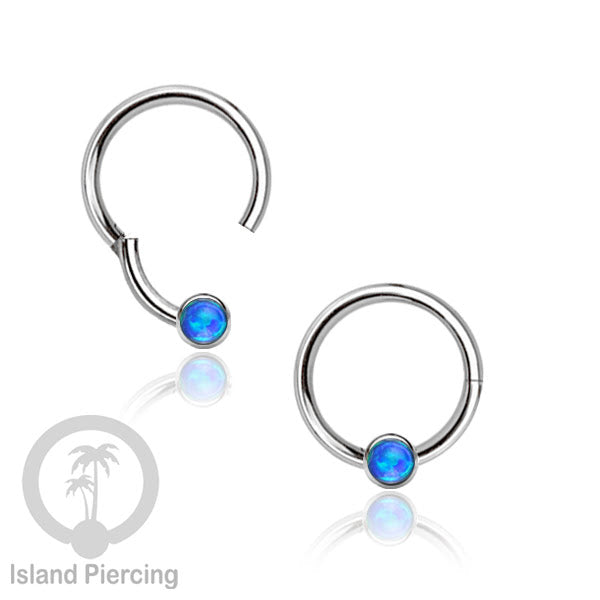 Hinged Segment Ring warna silver dengan batu di pakai dalam mulut bawah bibir atas.