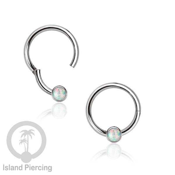 Hinged Segment Ring warna silver dengan batu di pakai dalam mulut bawah bibir atas.