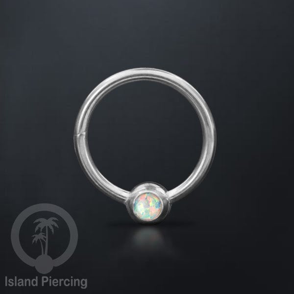 Hinged Segment Ring warna silver dengan batu di pakai dalam mulut bawah bibir atas.