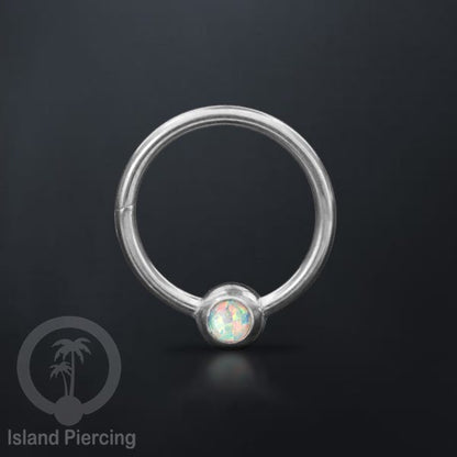 Hinged Segment Ring warna silver dengan batu di pakai dalam mulut bawah bibir atas.