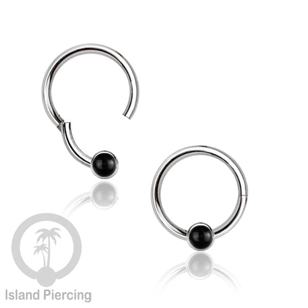 Hinged Segment Ring warna silver dengan batu di pakai dalam mulut bawah bibir atas.