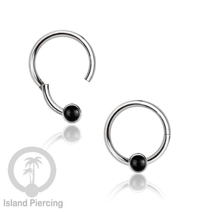 Hinged Segment Ring warna silver dengan batu di pakai dalam mulut bawah bibir atas.