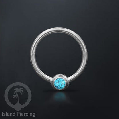 Hinged Segment Ring warna silver dengan batu di pakai dalam mulut bawah bibir atas.