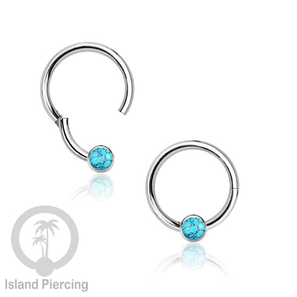 Hinged Segment Ring warna silver dengan batu di pakai dalam mulut bawah bibir atas.