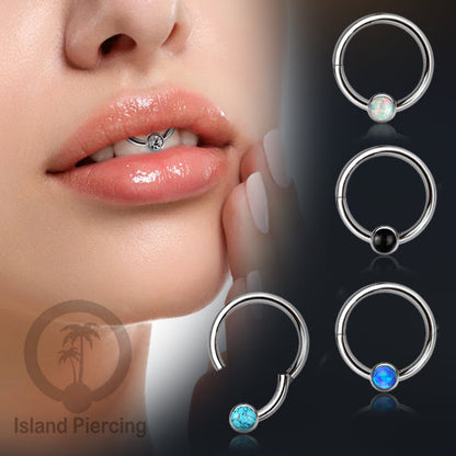 Hinged Segment Ring warna silver dengan batu di pakai dalam mulut bawah bibir atas.