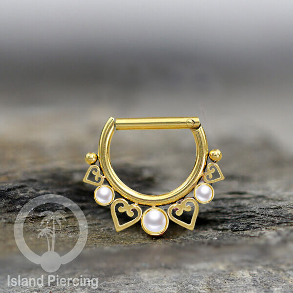 Hinged Septum Piercing clicker warna gold PVD steel dengan 3 batu dan hati kecil