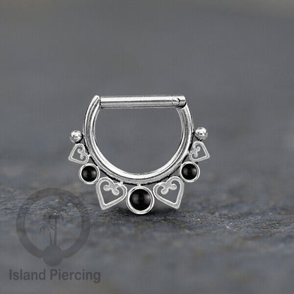 Hinged Septum clicker Piercing Hidung Stainless steel dengan 3 batu dan hati kecil