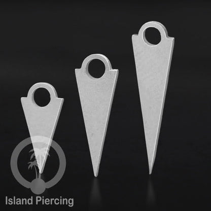 Body jewelry charm sebagai spike warna silver, untuk dekorasi anting tindik dan perhiasan biasa.