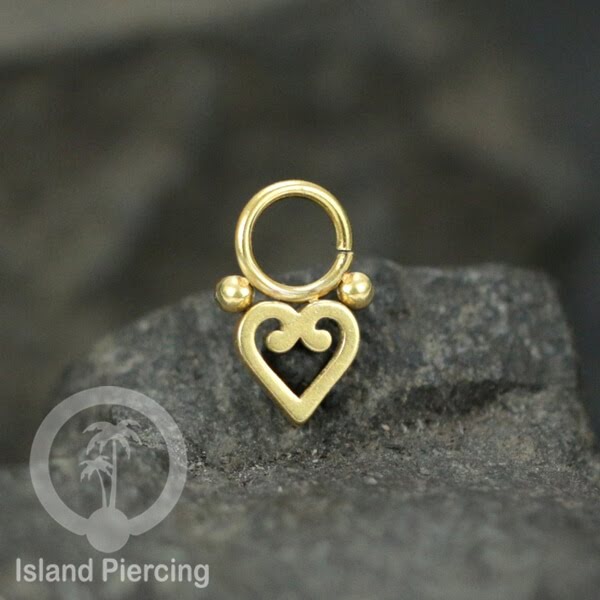 Piercing Charm Liotin Stainless warna silver yang dekorasi pakai tangan dengan potongan hati baja kecil
