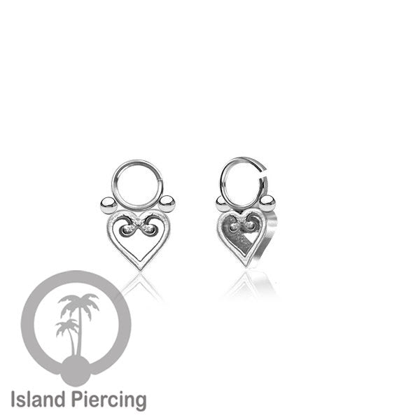 Piercing Charm Liotin Stainless warna silver yang dekorasi pakai tangan dengan potongan hati baja kecil