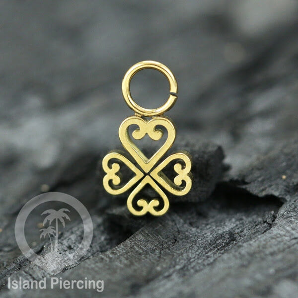 Piercing Charm Liotin Stainless warna silver yang dekorasi pakai tangan dengan potongan hati baja kecil