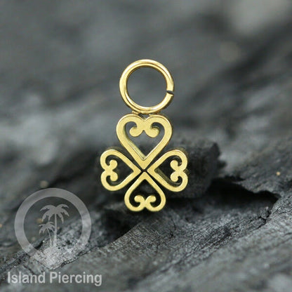 Piercing Charm Liotin Stainless warna silver yang dekorasi pakai tangan dengan potongan hati baja kecil