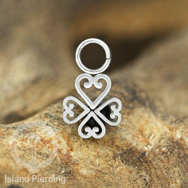 Piercing Charm Liotin Stainless warna silver yang dekorasi pakai tangan dengan potongan hati baja kecil