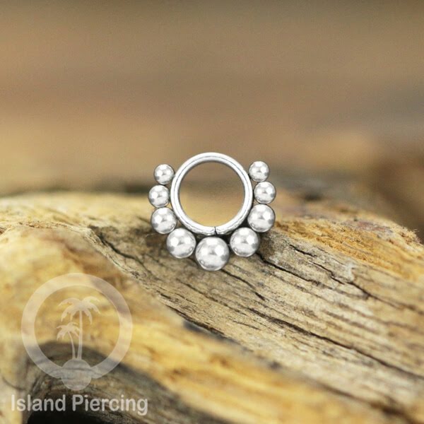 Piercing Charm Liotin Stainless warna silver &amp; gold yang tertutup khusus Stacking ring model segment ring yang di pasang banyak.
