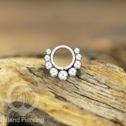 Piercing Charm Liotin Stainless warna silver &amp; gold yang tertutup khusus Stacking ring model segment ring yang di pasang banyak.