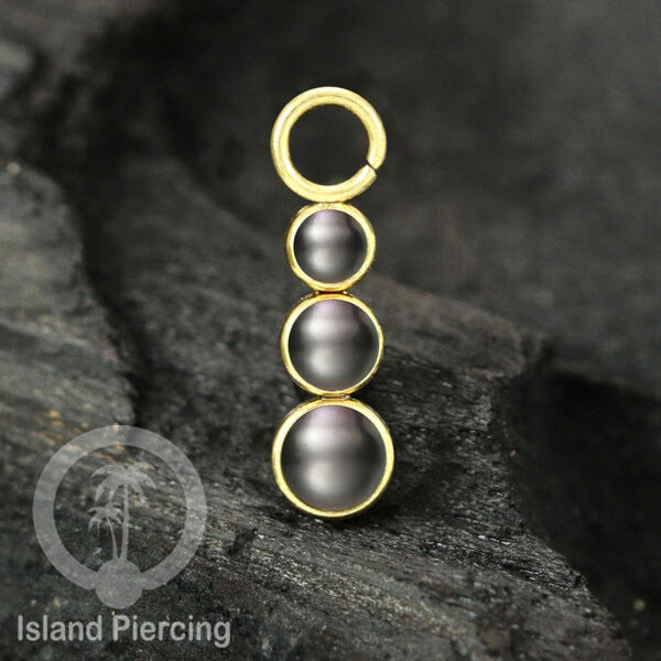 Piercing Charm yang Liotin Stainless manis warna gold dengan 3 batu banyak variasi warna