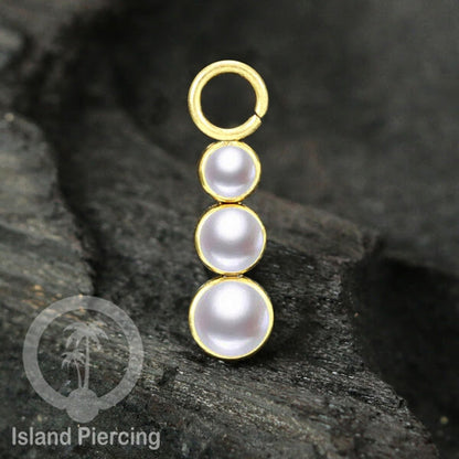 Piercing Charm yang Liotin Stainless manis warna gold dengan 3 batu banyak variasi warna