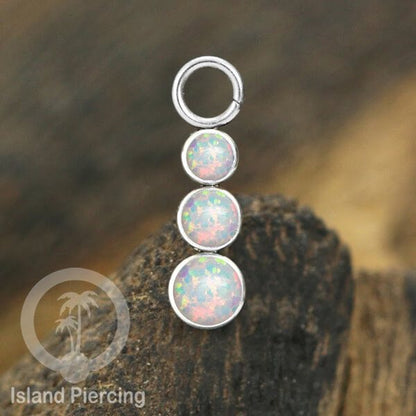 Piercing Charm yang Liotin Stainless manis warna silver dengan 3 batu banyak variasi warna