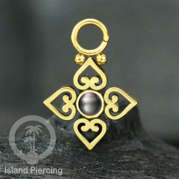 Piercing Charm yang Liotin Stainless manis warna gold dekorasi hati kecil dan batu berwarna