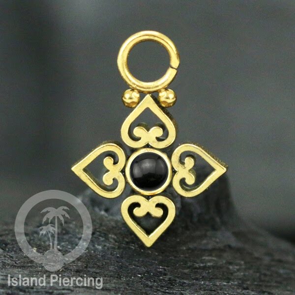 Piercing Charm yang Liotin Stainless manis warna gold dekorasi hati kecil dan batu berwarna