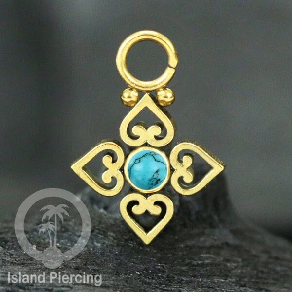 Piercing Charm yang Liotin Stainless manis warna gold dekorasi hati kecil dan batu berwarna