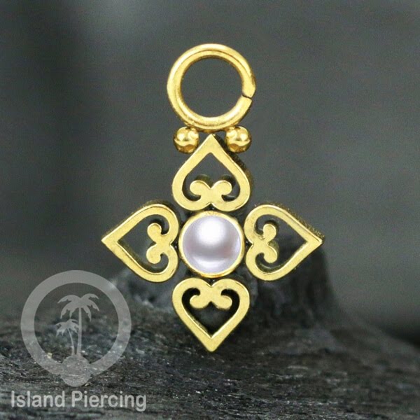 Piercing Charm yang Liotin Stainless manis warna gold dekorasi hati kecil dan batu berwarna