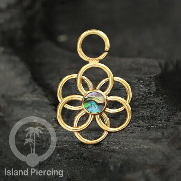 Piercing Charm yang Liotin Stainless bentuk flower of Life dengan batu kecil