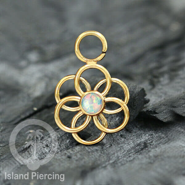 Piercing Charm yang Liotin Stainless bentuk flower of Life dengan batu kecil