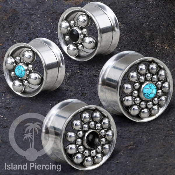 Anting tunnel Piercing stainless warna silver dengan dekorasiturquoise dan kerang laut