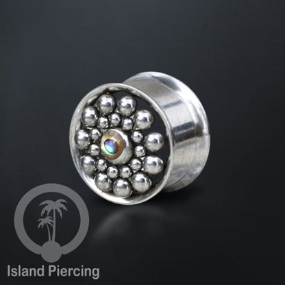 Anting tunnel Piercing stainless warna silver dengan dekorasiturquoise dan kerang laut