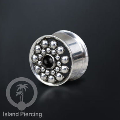 Anting tunnel Piercing stainless warna silver dengan dekorasiturquoise dan kerang laut